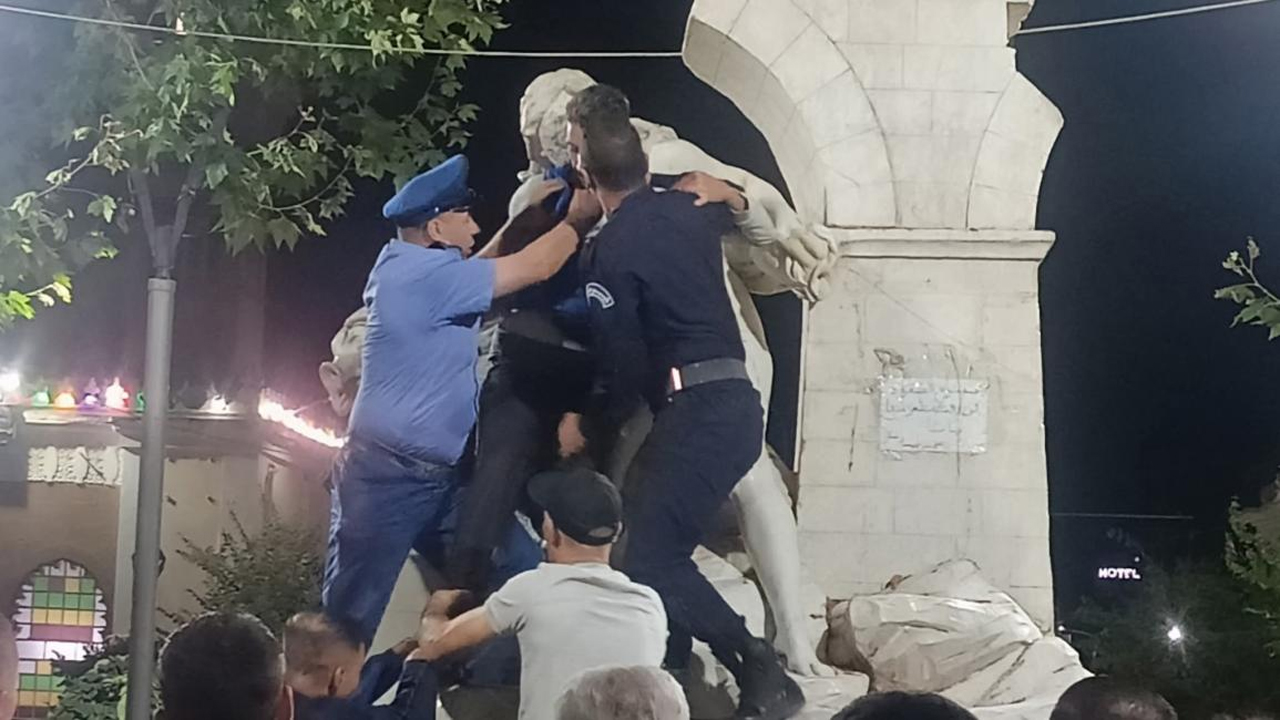 মুসলিমদের ওজু ঠেকাতে বসানো ভাস্কর্য ভাঙায় যুবকের ১০ বছরের কারাদণ্ড